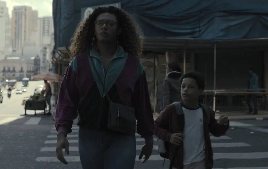 Cassandra, interpretada por Liniker, com o filho Gersinho, personagem de Gustavo Coelho