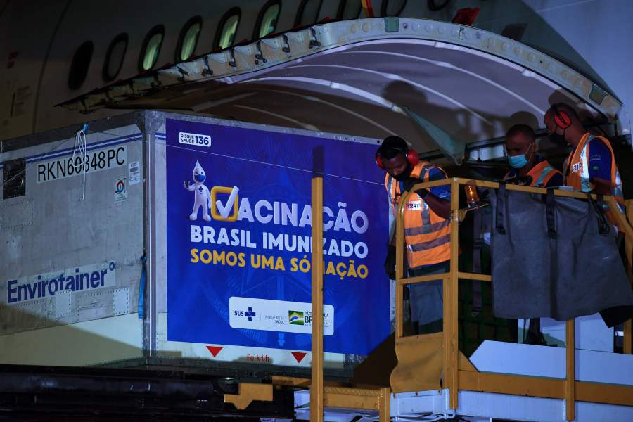 Contêiner com frascos da vacina da AstraZeneca sendo descarregadas no Brasil.