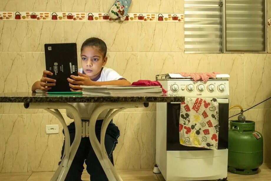 Maryana Siqueira de Lima, de 8 anos, recebeu o tablet da Prefeitura em sua casa no Capão Redondo, zona sul de SP, mas o chip não funcionava