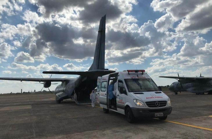O Governo do Estado, por meio da Secretaria de Estado de Saúde, transferiu cinco pacientes com Covid-19 na tarde de domingo (6) para o Estado de São Paulo