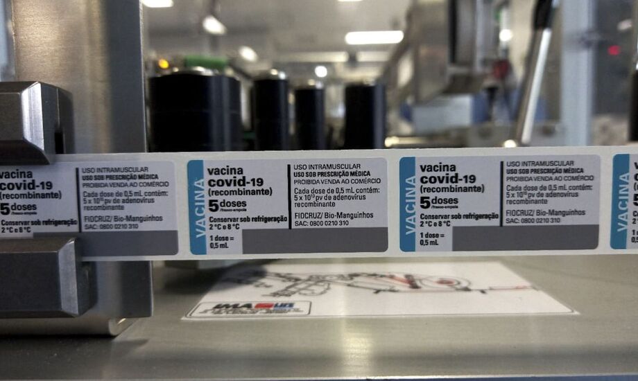 A matéria-prima para produção de vacinas da AstraZeneca chegou no final da tarde de ontem (12)