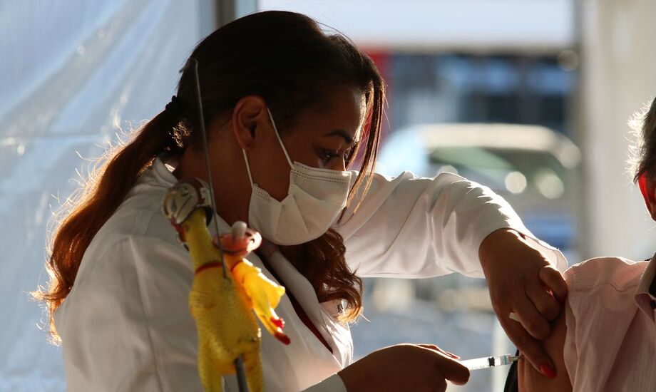 O Brasil bateu nesta terça-feira (8) a marca de 17 milhões de casos de covid-19 desde o início da pandemia.