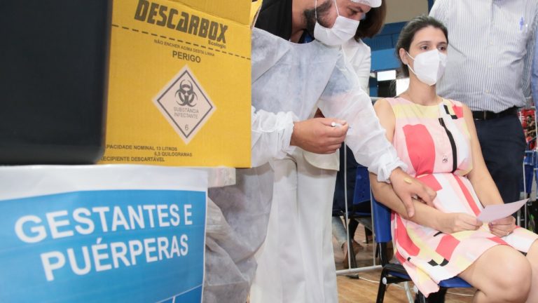 Gestante sendo vacinada contra a Covid-19