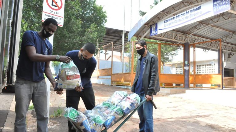 Prefeitura entrega mais de 214 mil kits de merenda e de hortifruti
