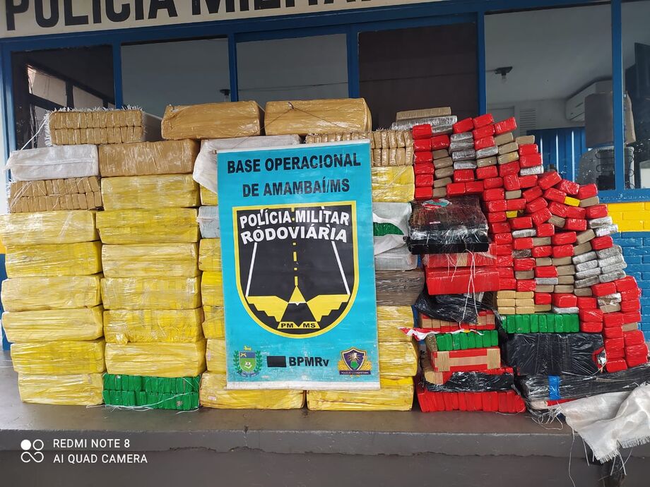 Além da parte interna do veículo, a carroceria também estava carregada de fardos da droga