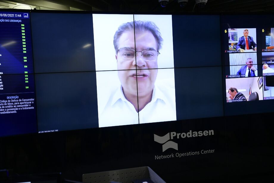 Senador em discurso nesta tarde e Senador Nelsinho Trad no Ministério da Saúde com técnicos para tratar sobre vacina contra covid