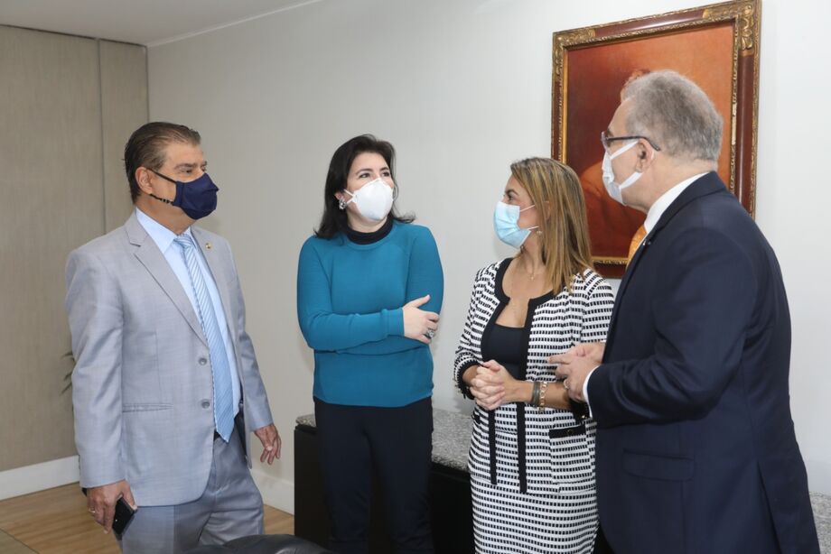 Os senadores sul-mato-grossenses Nelsinho Trad (PSD), Simone Tebet (MDB) e Soraya Thronicke (PSL) com o ministro Marcelo Queiroga.