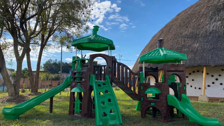 Prefeitura entrega parque infantil e casinha de leitura para moradores da Aldeia