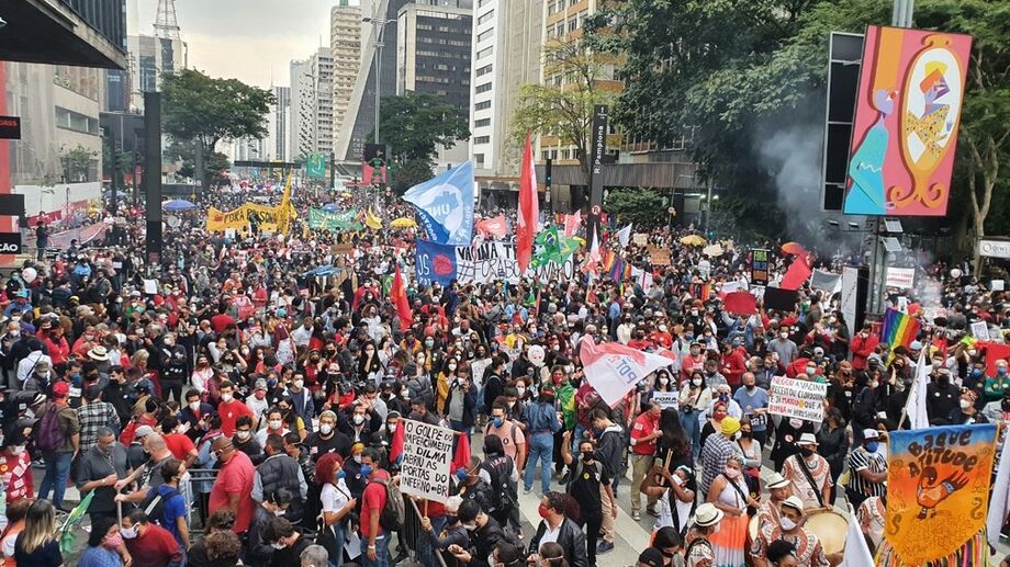 A maior parte dos manifestantes usava máscara e tentava atender às recomendações para manter o distanciamento.