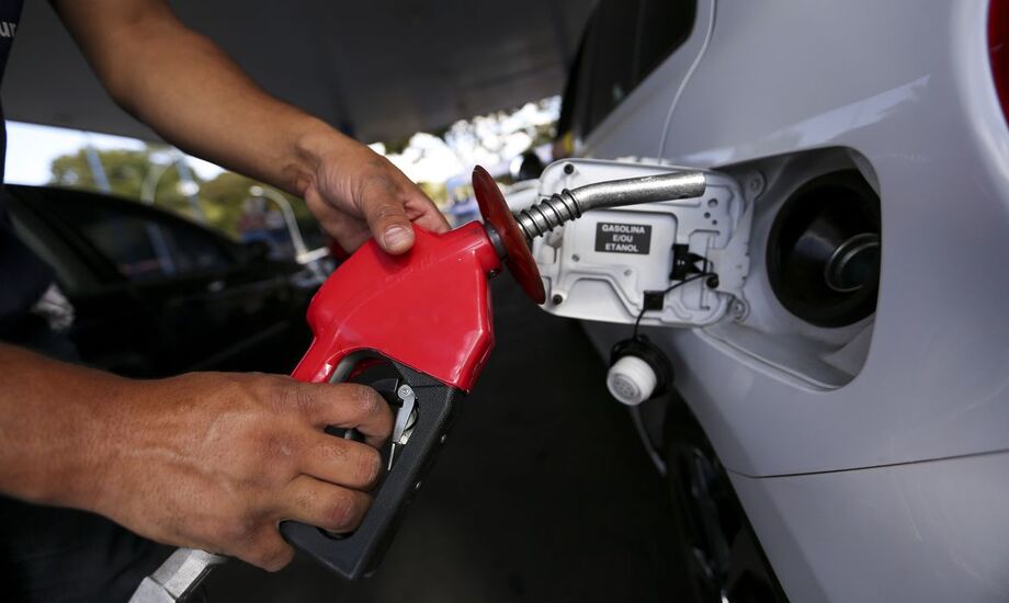 De acordo com a Petrobras, a gasolina aumenta, em média, R$ 0,16 (6,3%), fazendo com que o litro do combustível saia de R$ 2,53 e chegue a R$ 2,69