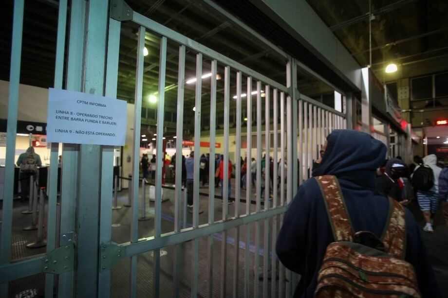 A greve dos ferroviários afetou totalmente o funcionamento das linhas 10-Turquesa e 9-Esmeralda da CPTM