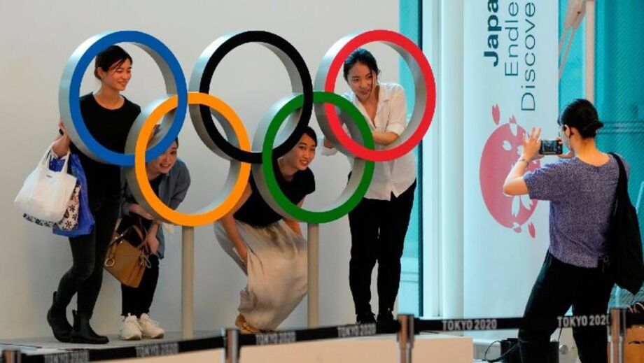 Japoneses tiram foto nos anéis olímpicos de Tóquio: crescimento da covid-19 levou governo a proibir presença de público