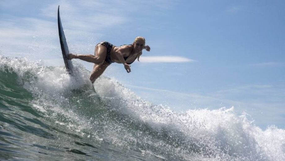 Brasileira Tatiana Weston-Webb se garantiu na próxima fase do surfe