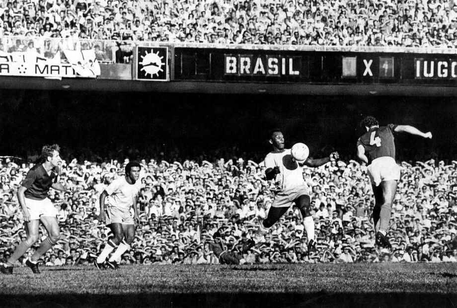 Pelé em ação durante sua despedida no Maracanã