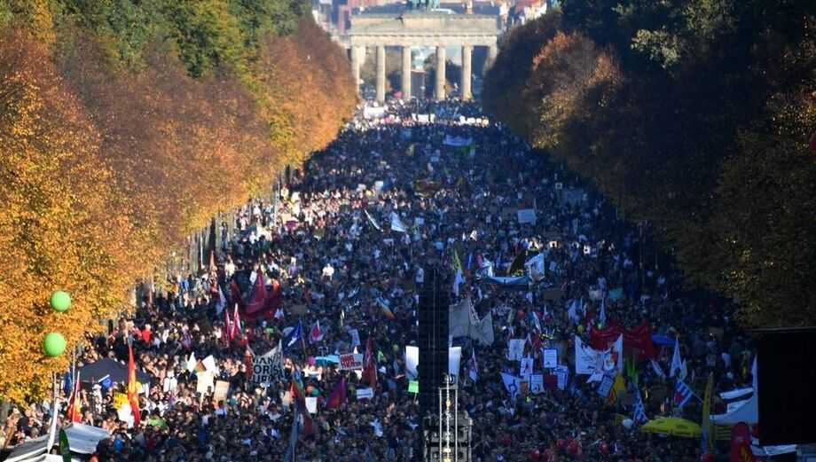 Segundo organizadores, 150 mil pessoas participaram de ato contra a extrema direita na Alemanha