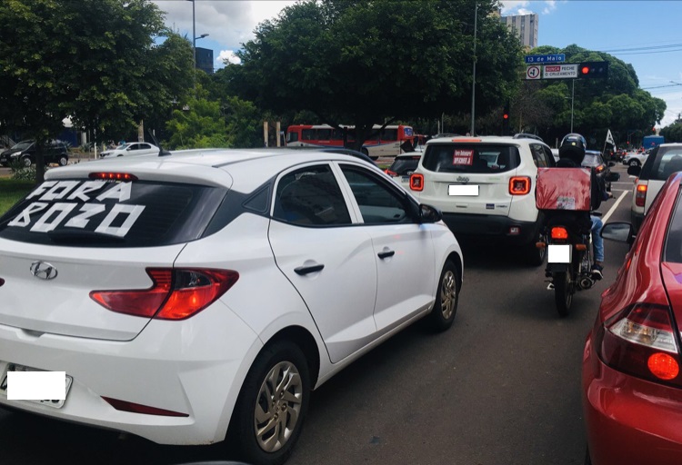 O trânsito chegou a ficar paralisado