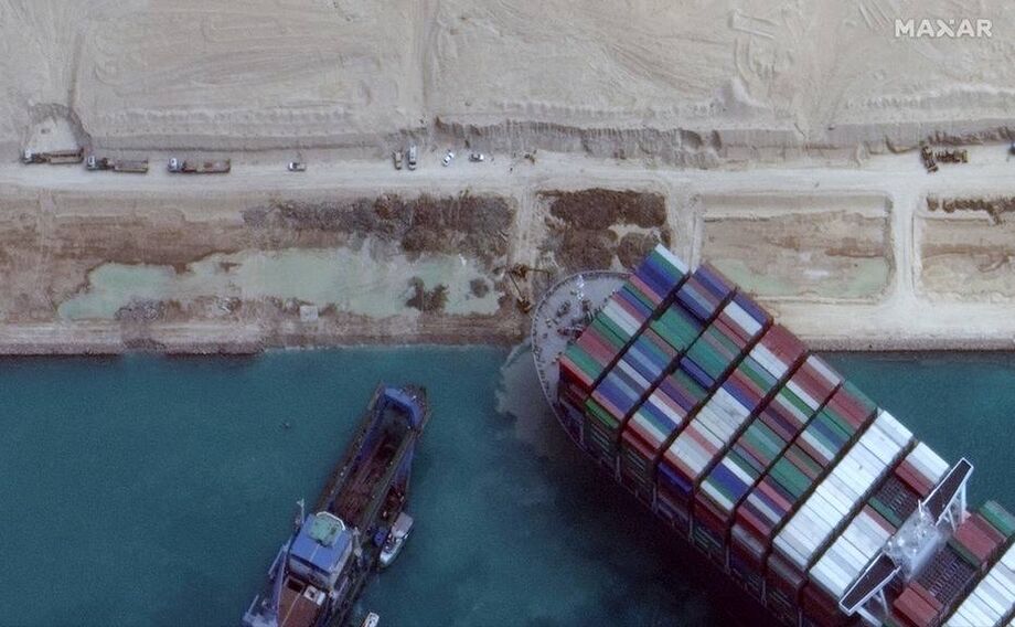 Imagem aérea do Ever Given encalhado no Canal de Suez