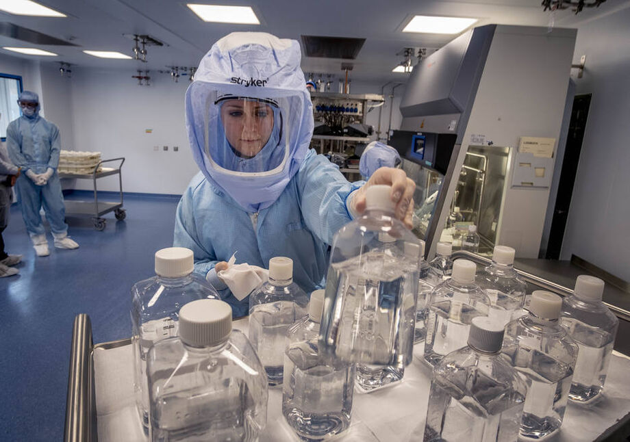 Profissional no laboratório da BioNTech; vacina em parceria com a Pfizer é 95% eficaz contra a covid-19, segundo estudos clínicos