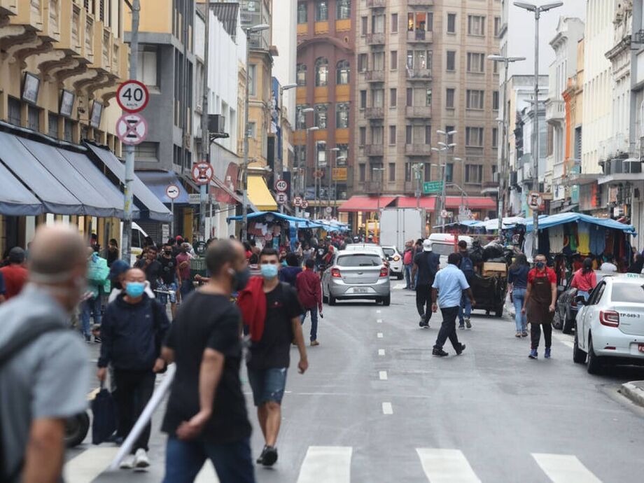Comércio no centro de São Paulo: para alguns economistas, menor isolamento social, mesmo que abaixo do necessário para conter a doença, pode estar atrapalhando menos a economia.