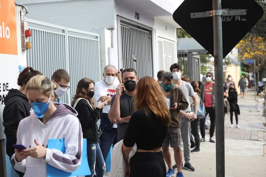 Fila para a xepa de vacinação contra a covid-19 observada na UBS Chácara Santo Antônio, na capital paulista