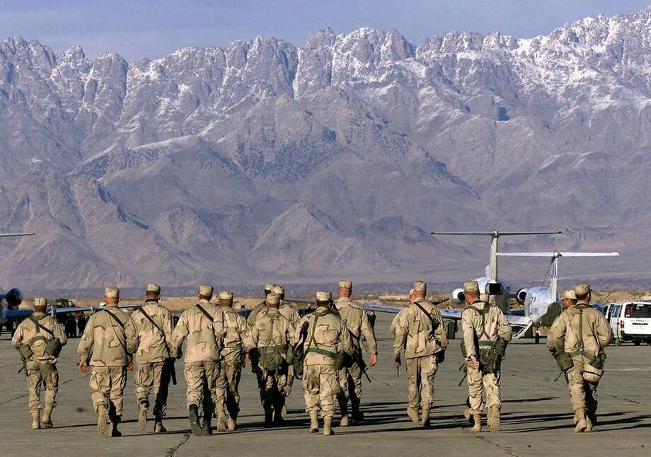 Arquivo: soldados americanos na base aérea de Bagram, no Afeganistão, em 2002.
