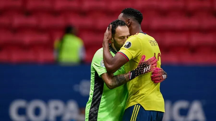 Ospina e Mina se abraçam durante a decisão por pênaltis entre Colômbia e Uruguai
