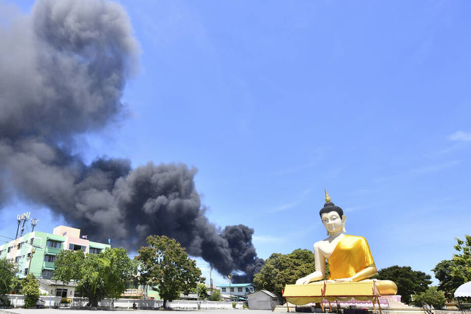 Fumaça é vista subindo atrás de uma estátua gigante de Buda na província de Samut Prakan, na Tailândia