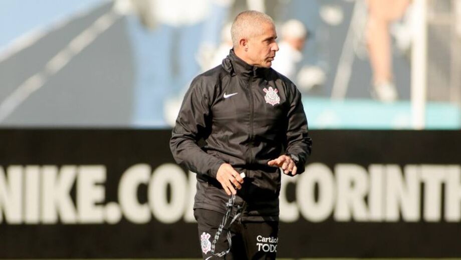 Sylvinho acompanha treino do Corinthians no CT Joaquim Grava