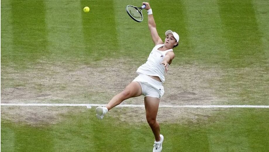 Ashleigh Barty em ação no jogo com Ajla Tomljanovic em Wimbledon