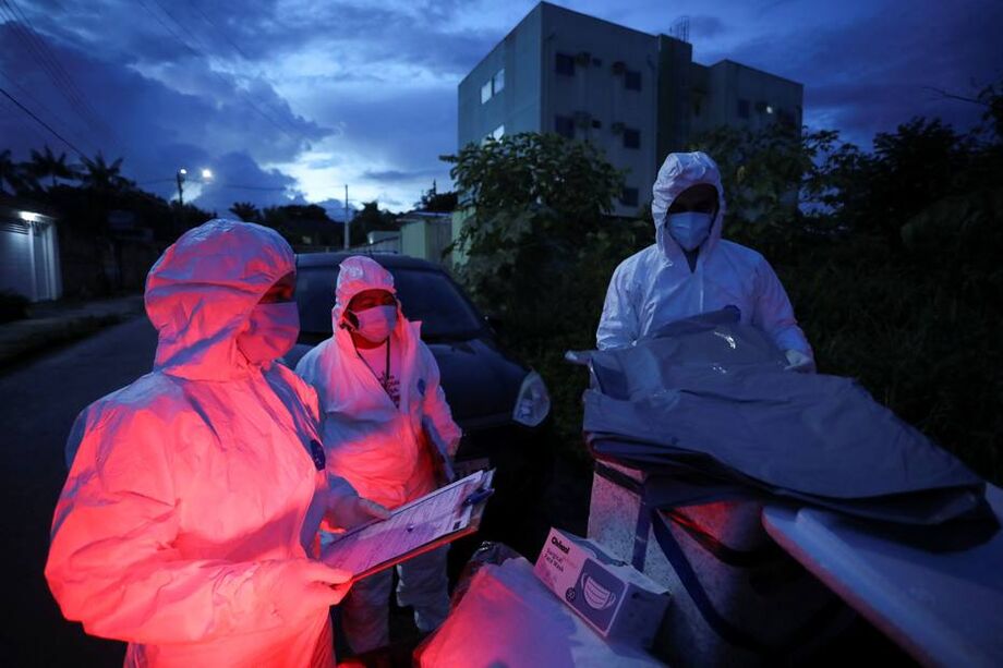 Servidores municipais atuam em Manaus durante a crise causada pela doença em janeiro deste ano