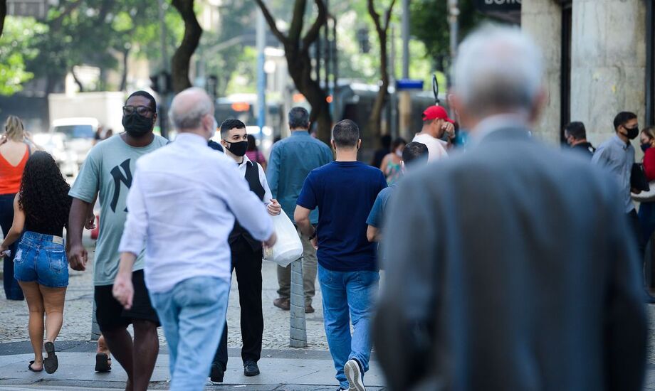 O número de casos diários de covid-19, segundo a média móvel de sete dias, chegou a 48.636,86 nesta quinta-feira