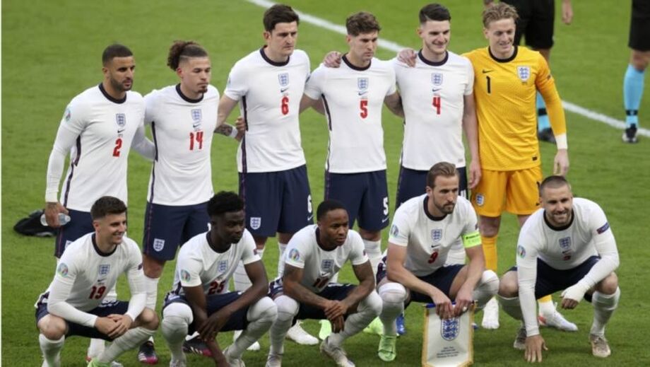 Seleção inglesa perfilada antes do jogo contra a Dinamarca, pela semifinal da Eurocopa