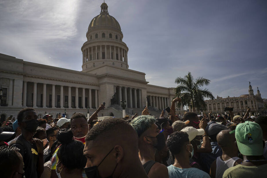 Manifestantes protestam em frente ao Capitólio de Havana, na capital cubana