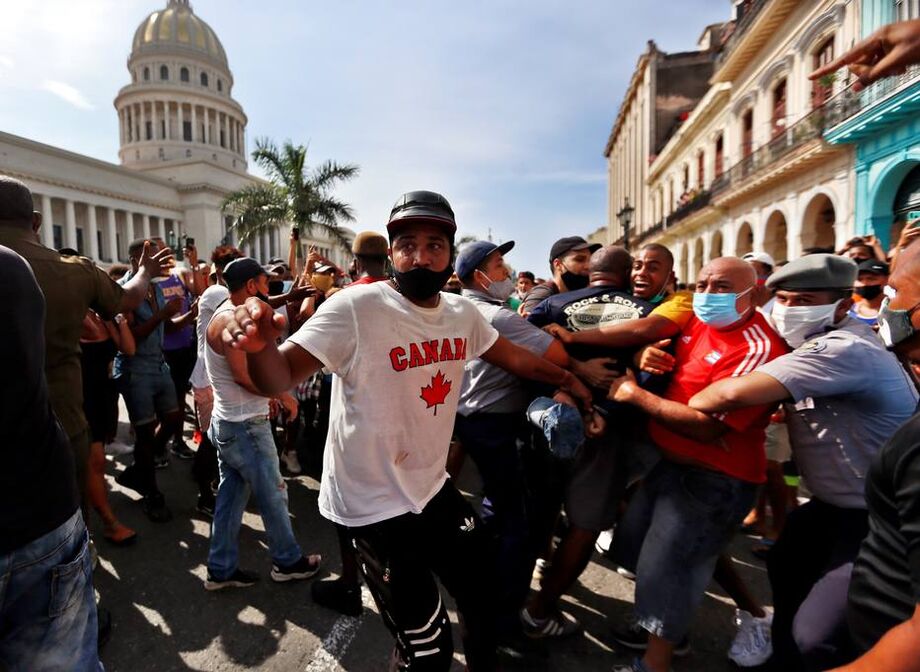 Policiais prendem manifestantes em frente ao capitólio de Cuba, em Havana
