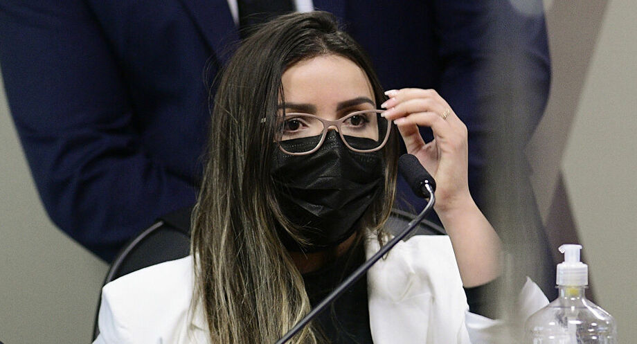 Diretora da Precisa Medicamentos Emanuela Medrades