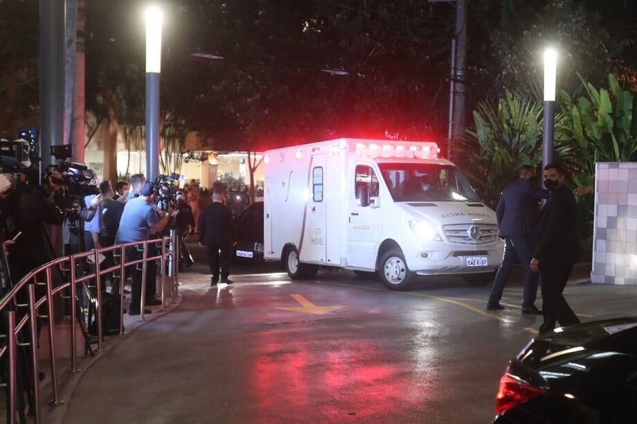 UTI móvel com o presidente Jair Bolsonaro chega ao hospital Vila Nova Star.
