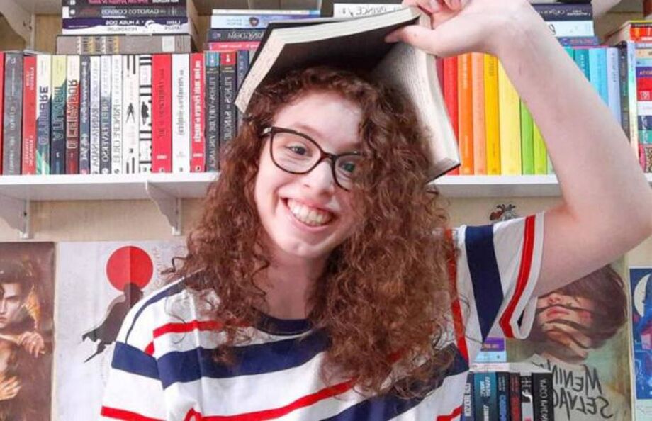 Monique Braga tem 22 anos e indica promoções de livros em suas páginas na internet