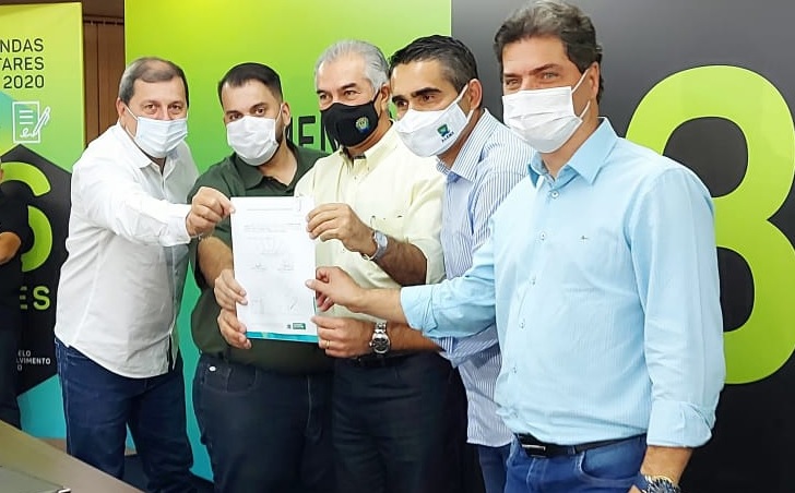 Chefe da Casa Civil de MS, Sérgio de Paula, vereador Robert Ziemann, governador Reinaldo Azambuja, deputado Herculano Borges e prefeito de Maracaju, Marcos Calderan