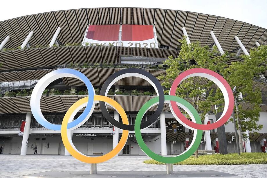 Anéis olímpicos em frente ao principal estádio dos Jogos Olímpicos 2020 de Tóquio