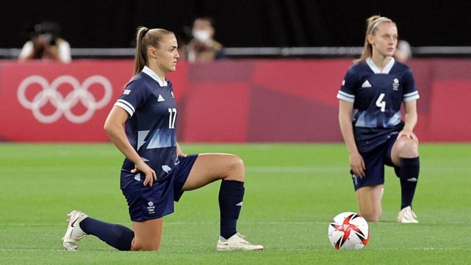 Georgia Stanway (esq.) e Keira Walsh protestam antes da partida da Grã-Bretanha diante do Chile