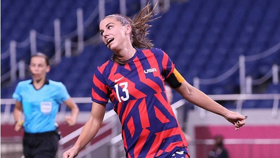 Alex Morgan comemora gol na vitória dos Estados Unidos