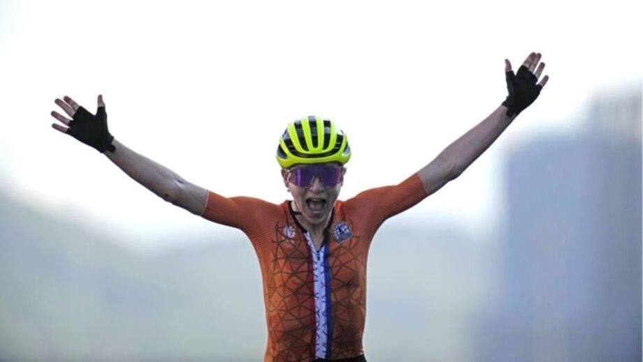Annemiek van Vleuten comemora, achando que havia ganhado a medalha de ouro