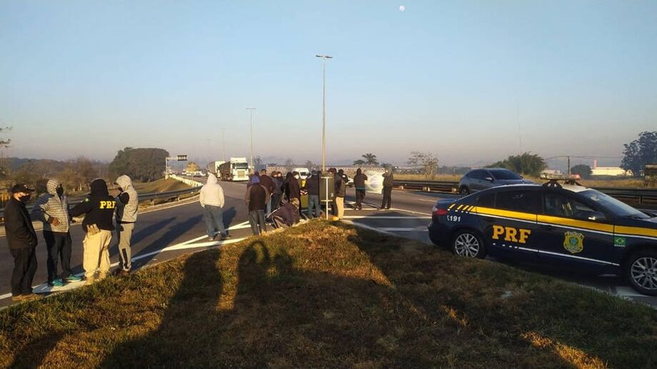 Grupo de caminhoneiros protestou na via Dutra, em Jacareí, na última segunda-feira, 26.