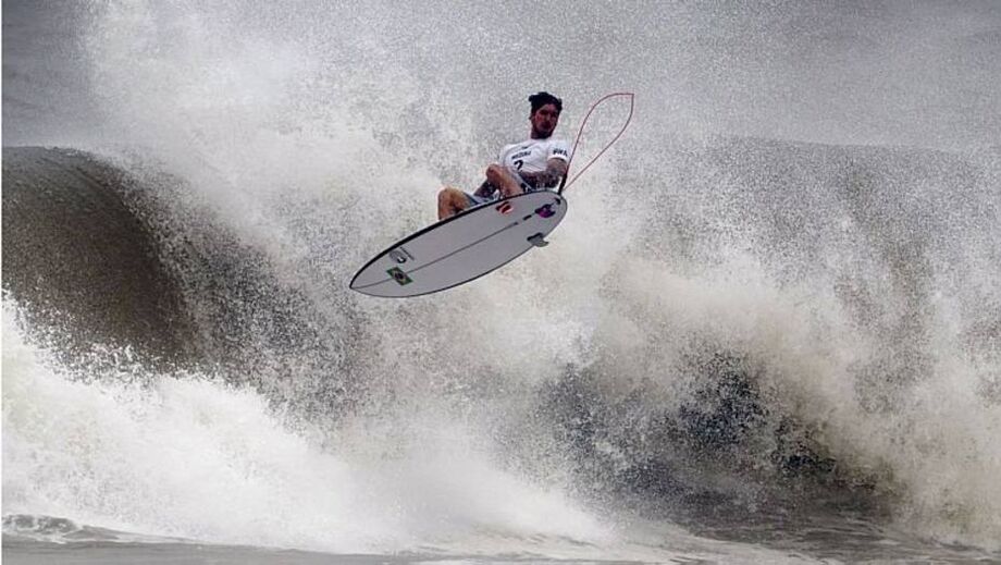 Medina e Italo avançam às semifinais do surfe e Brasil já garante uma medalha.