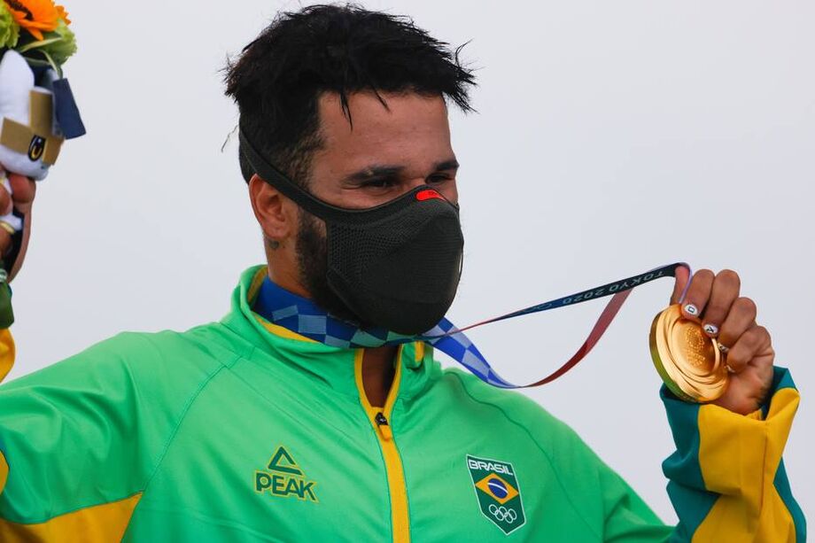 Italo Ferreira celebra o ouro após fazer história nos Jogos de Tóquio