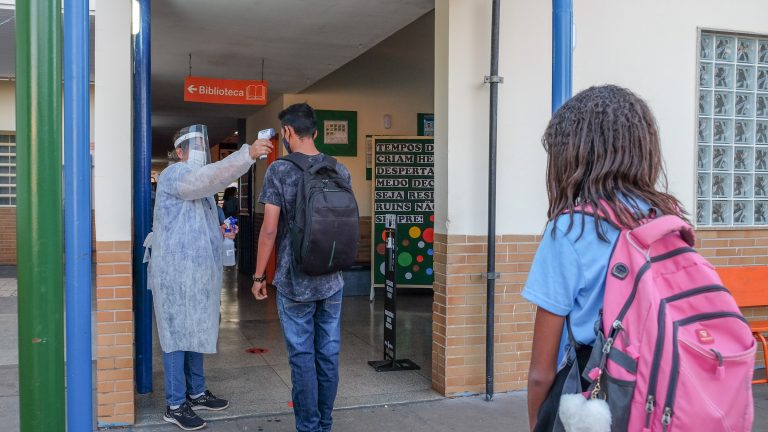 Estudantes contam que regras de biossegurança estão inseridas no dia a dia