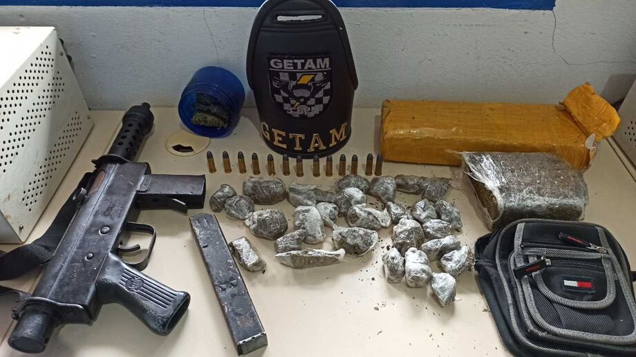 Foram apreendidas 28 porções de maconha de aproximadamente 2 kg, junto a submetralhadora e 13 munições
