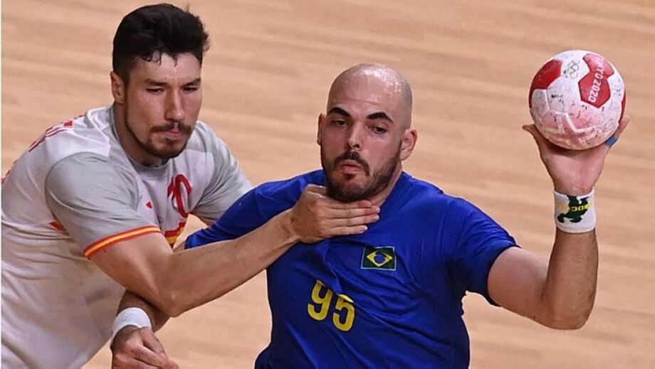 Gustavo Rodrigues, do Brasil, sofre marcação de Alex Dujshebaev, da Espanha