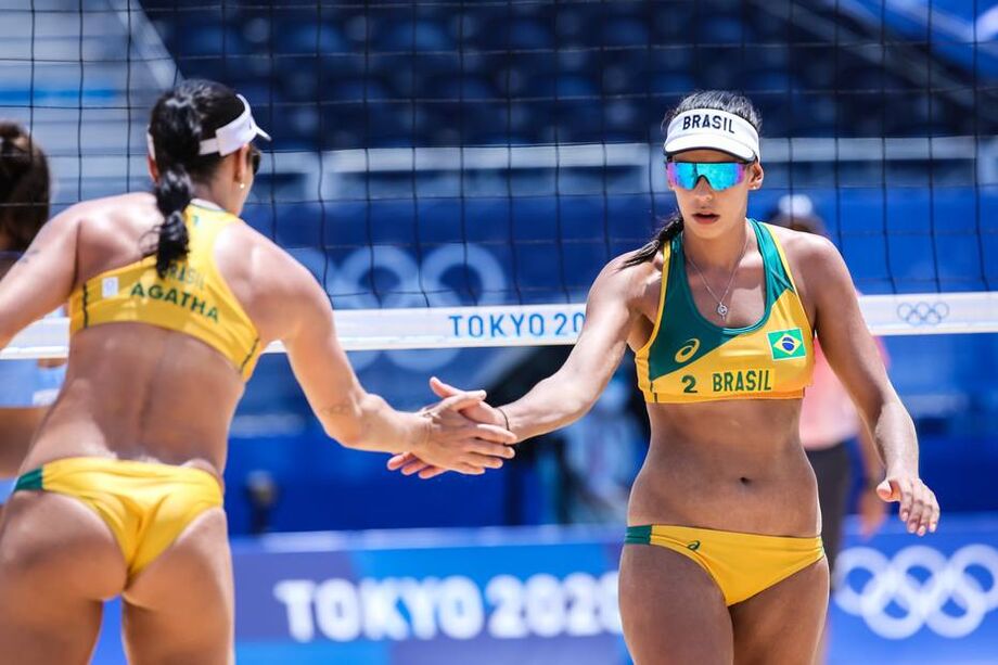 Após uma segunda rodada da fase de grupos com mais derrotas do que vitórias, o vôlei de praia do Brasil começou muito bem a terceira e última rodada