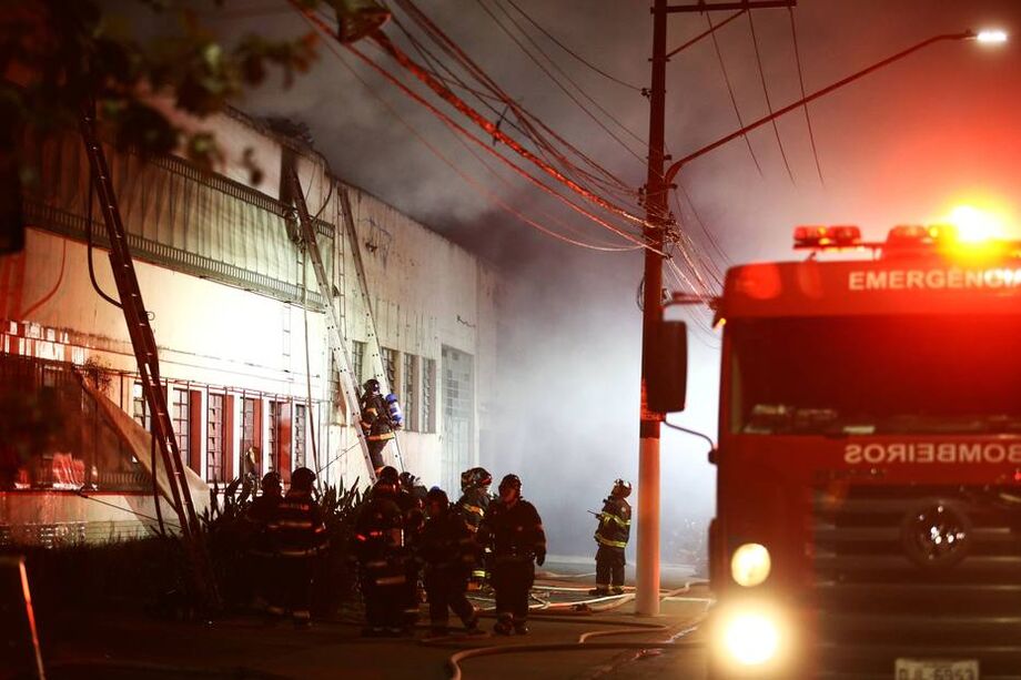Bombeiros tentam controlar o fogo no depósito da Cinemateca na Vila Leopoldina